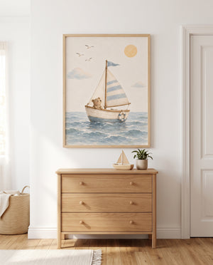 Poster Bär auf Segelfahrt in einem skandinavisch eingerichteten Kinderzimmer