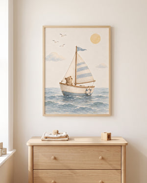 Maritimes Bären-Poster in einem Babyzimmer mit Holzkommode