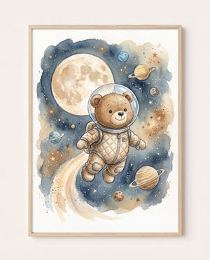 Poster im hellen Holzrahmen an einer hellen Wand: brauner Bär im Astronautenanzug mit durchsichtigem Helm, umgeben von Mond, Sternen und Planeten in blauen und beigen Aquarelltönen.