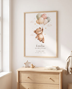 Poster mit einem schwebenden Bären und pastellfarbenen Luftballons im Holzrahmen über einer Holzkommode mit Sternfigur, kleiner Holzente und Büchern neben einem Fenster.