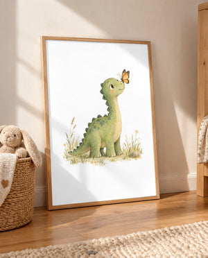 Großes Poster mit grünem Dinosaurier, Schmetterling, Gräsern und Blumen im Holzrahmen, auf dem Holzboden an eine Wand gelehnt; daneben ein geflochtener Korb mit Stoffhase und einer Decke.