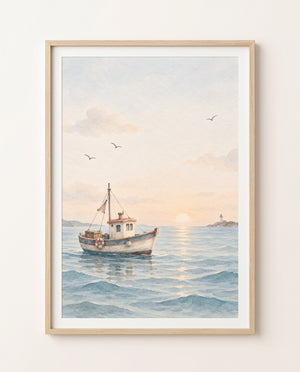 Gerahmtes Poster mit Fischerboot, drei Möwen und entferntem Leuchtturm im Abendlicht