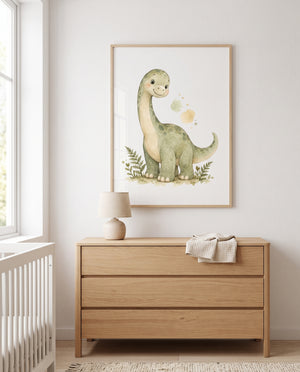 Poster mit niedlich illustriertem Langhals-Dinosaurier in einem minimalistischen Babyzimmer