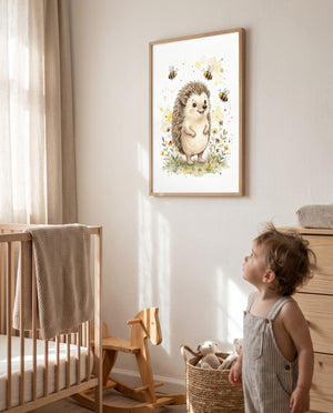 Kind blickt zum gerahmten Poster mit Igel, Bienen und Blumenwiese im Kinderzimmer; daneben ein Gitterbett, ein Holzschaukelpferd, ein Spielzeugkorb und eine Kommode.