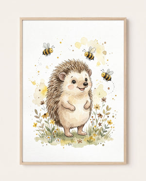 Poster im hellen Holzrahmen an einer hellen Wand: Ein aufrecht stehender Igel zwischen Wiesenblumen, umgeben von drei Bienen.
