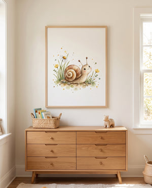 Schnecken-Poster in einem Babyzimmer mit Holzkommode