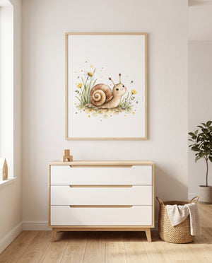 Kinderzimmer-Poster mit Schnecke und Blumen in einem minimalistischen Babyzimmer