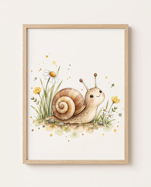 Gerahmtes Kinderzimmer-Poster mit einer kleinen Schnecke auf einer Blumenwiese