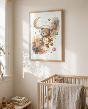 Gerahmtes Weltraum-Poster mit Bär, Mond und Planeten über einem hölzernen Babybett mit Stoffüberwurf und Stoffbär. Links stehen Bücher und Holzspielzeug neben einem Fenster; Sonnenlicht wirft Schatten auf die Wand.