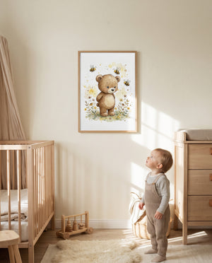 Bärenposter mit Bienen im Holzrahmen an der Kinderzimmerwand zwischen Gitterbett und Wickelkommode; ein Kleinkind steht darunter neben einem Korb und Holzspielzeug.