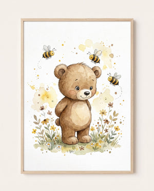 Poster im hellen Holzrahmen an einer hellen Wand: brauner Bär zwischen Blumen und Gräsern mit drei fliegenden Bienen und gelben Aquarellflecken.