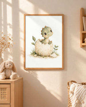 Gerahmtes Dino-im-Ei-Poster an einer beigefarbenen Wand im Sonnenlicht. Daneben stehen ein Holzschrank mit Stoffhase und einer Vase mit Zweigen; rechts sind ein Wandregal und ein Korb mit Kissen zu sehen.