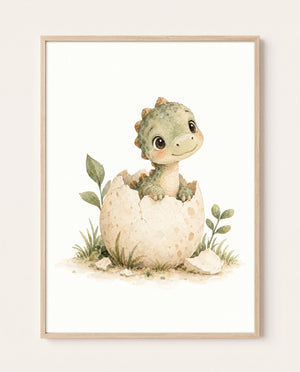 Poster im hellen Holzrahmen an einer hellen Wand: Ein grünes Dinosaurierbaby schaut aus einem gesprenkelten Ei, umgeben von Gräsern, Blattzweigen und Schalenstücken.