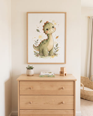 Dinosaurier-Poster in sanften Naturtönen über einer Holzkommode im Babyzimmer