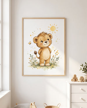 Kinderzimmer-Poster mit lächelndem Löwen und Sonne in einem skandinavisch eingerichteten Kinderzimmer