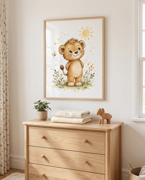 Löwen-Poster mit Schmetterling, Gräsern und Blüten über einer Holzkommode im Babyzimmer