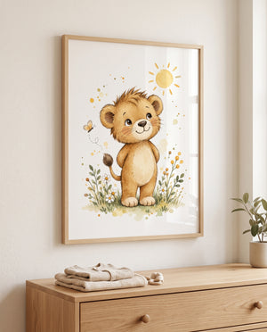 Poster mit kleinem Löwen im Sonnenschein in einem minimalistisch eingerichteten Babyzimmer
