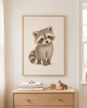 Waschbär-Poster in einem Babyzimmer mit Holzkommode
