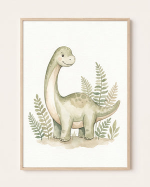 Poster im hellen Holzrahmen an einer hellen Wand: grüner Langhals-Dinosaurier mit Flecken zwischen farnartigen Pflanzen in Aquarelloptik.
