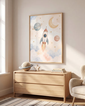 Kinderzimmer-Poster mit Rakete im Sternenhimmel in einem Babyzimmer mit Holzkommode