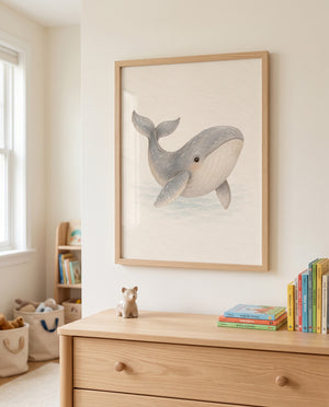Wal-Poster über einer Holzkommode in einem Babyzimmer