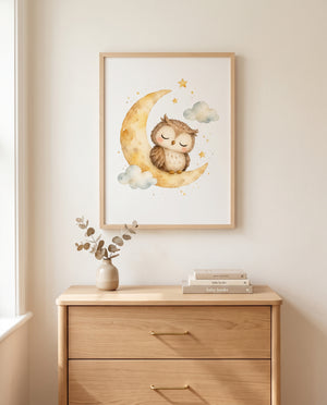 Poster mit schlafender Eule im Mond über einer Holzkommode im Babyzimmer