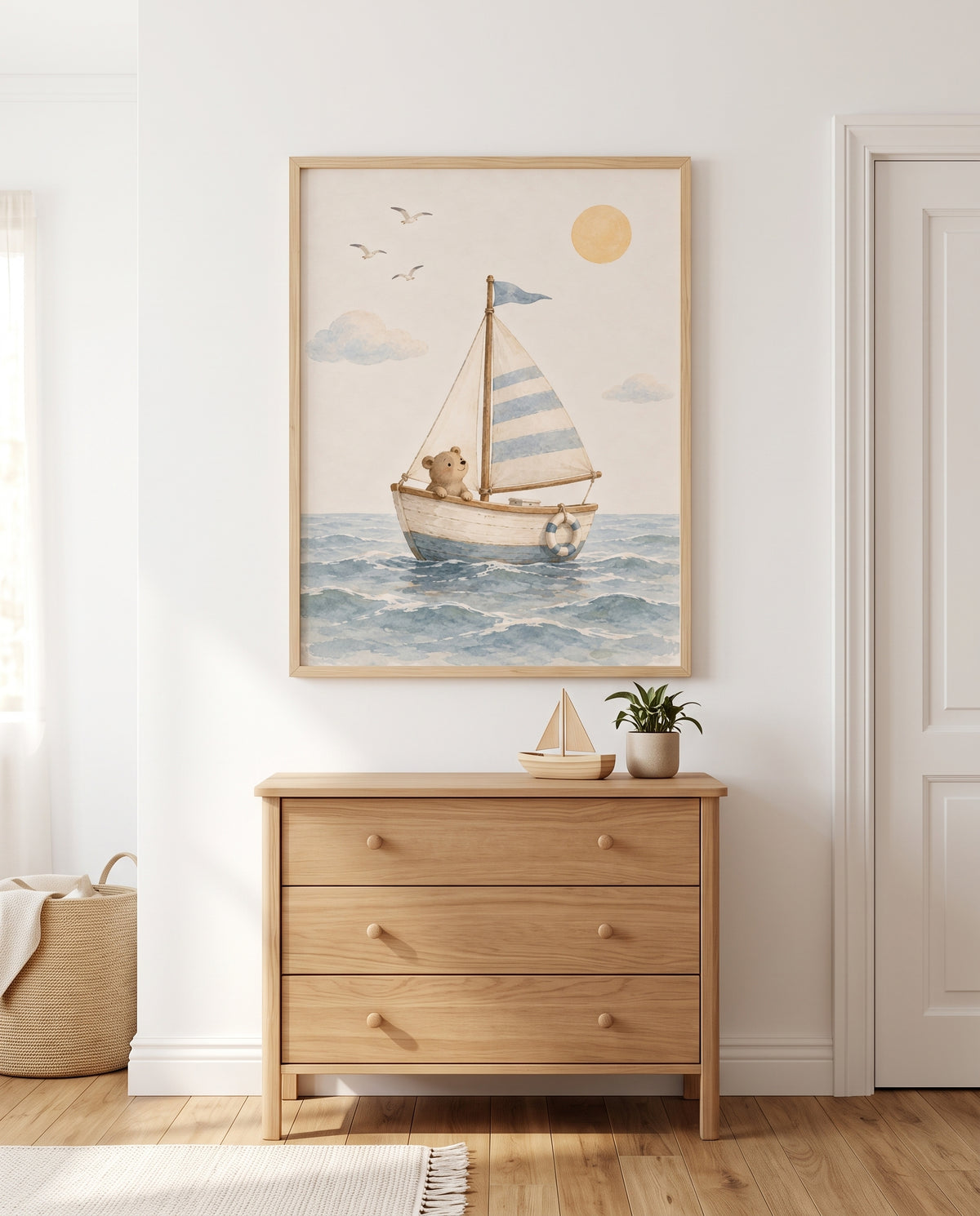 Poster Bär auf Segelfahrt in einem skandinavisch eingerichteten Kinderzimmer