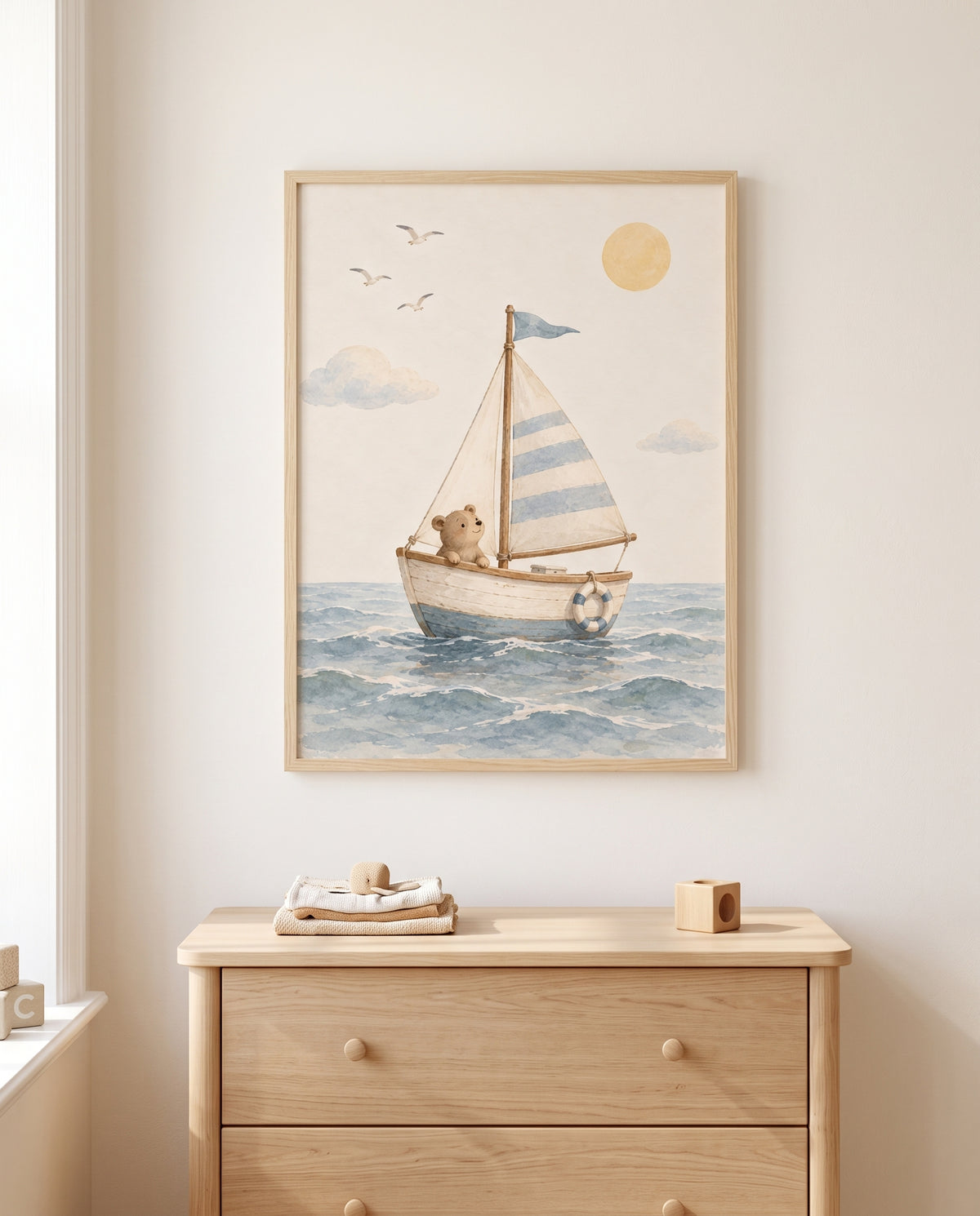 Maritimes Bären-Poster in einem Babyzimmer mit Holzkommode