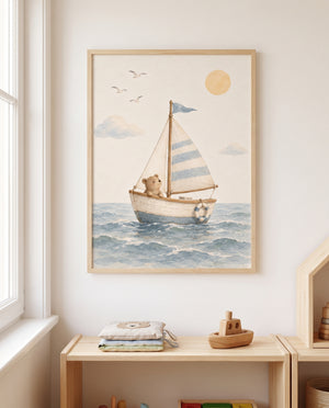 Kinderposter mit Bär im Segelboot in einem Montessori-Kinderzimmer