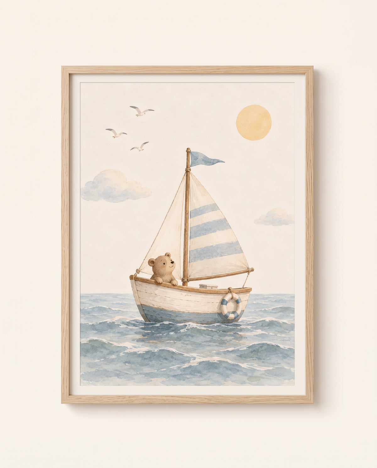 Gerahmtes Kinderzimmer-Poster mit braunem Bären im Segelboot auf welligem Meer