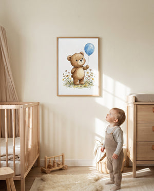 Kinderzimmer mit gerahmtem Bärenposter über einem Holzspielzeug zwischen Gitterbett und Wickelkommode; ein Kleinkind blickt zum blauen Luftballon hinauf.