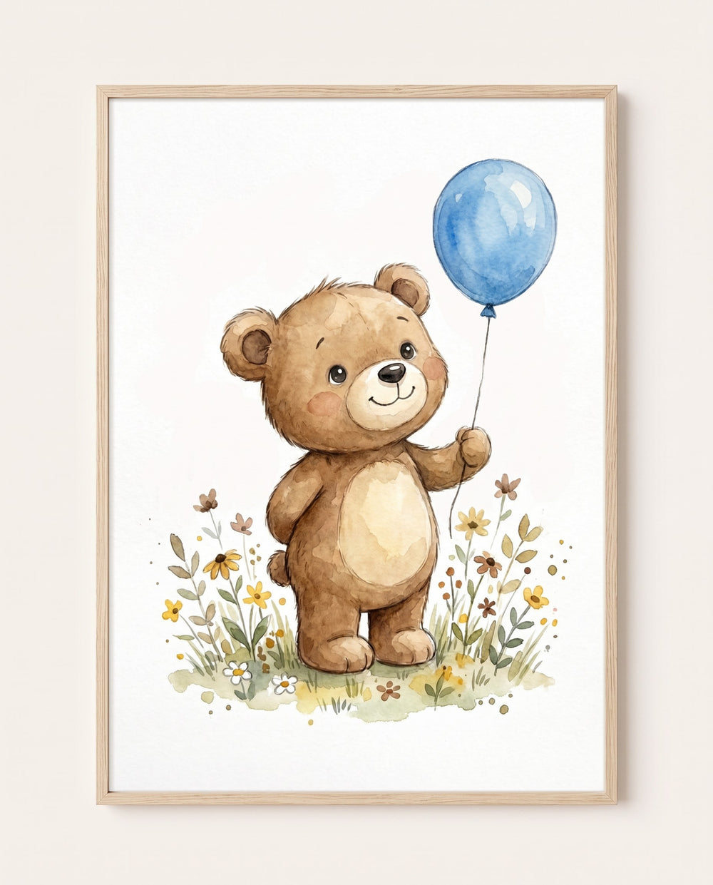 Poster im hellen Holzrahmen mit braunem Bären, blauem Luftballon und Wiesenblumen auf weißem Hintergrund an einer hellen Wand.
