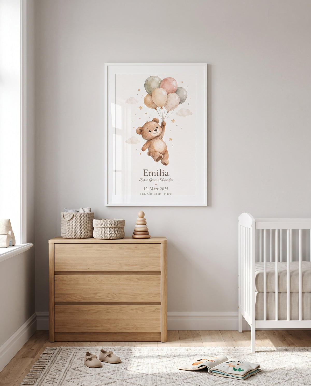 Bärenposter mit Luftballons im weißen Rahmen über einer Holzkommode im Babyzimmer, daneben ein weißes Gitterbett; Körbe und Stapelspielzeug stehen auf der Kommode.