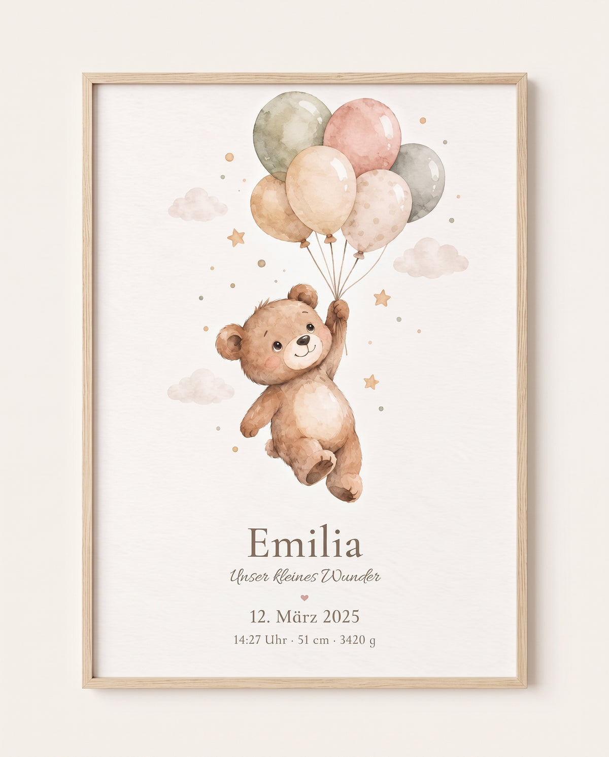 Poster im hellen Holzrahmen mit einem Aquarellbären an sechs pastellfarbenen Luftballons, kleinen Wolken und Sternen auf hellem Hintergrund.