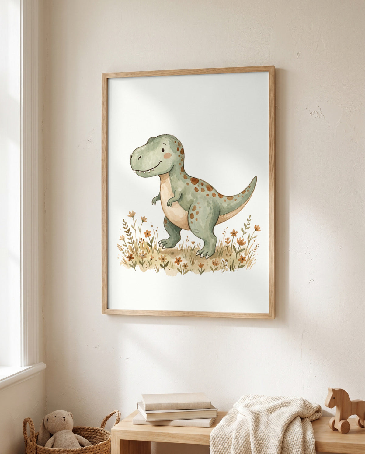Gerahmtes Dino-Poster an einer hellen Wand neben einem Fenster, darunter ein Holzmöbel mit Büchern, einer Strickdecke und einem Holzpferd sowie ein Korb mit Stofftier.