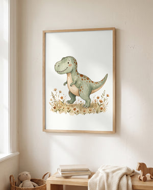 Gerahmtes Dino-Poster an einer hellen Wand neben einem Fenster, darunter ein Holzmöbel mit Büchern, einer Strickdecke und einem Holzpferd sowie ein Korb mit Stofftier.