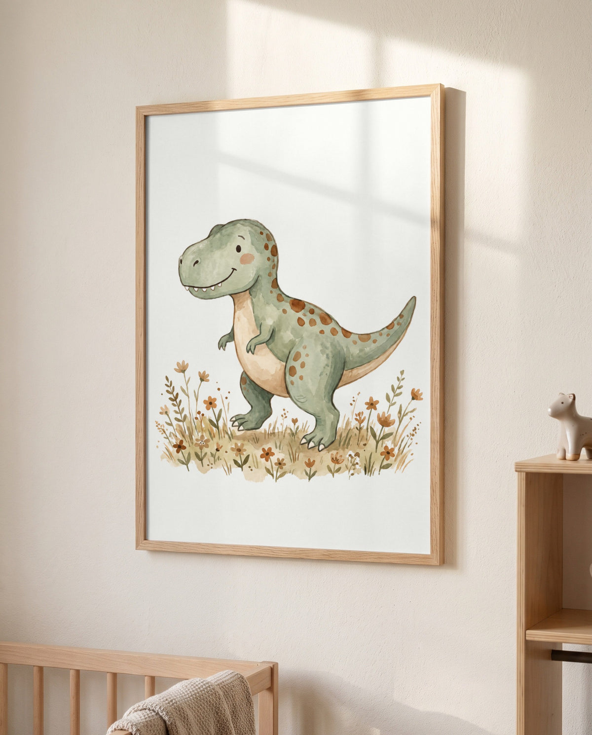 Grüner Dinosaurier auf einer Blumenwiese als Poster im hellen Holzrahmen über einem teilweise sichtbaren Holzgitterbett mit Strickdecke; rechts ein Holzregal mit Tierfigur.