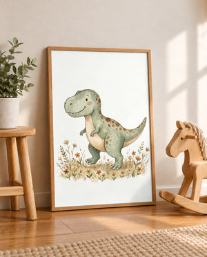 Dino-Poster im Holzrahmen auf einem Holzboden an die Wand gelehnt, zwischen einer Topfpflanze auf einem Holzhocker und einem hölzernen Schaukelpferd.