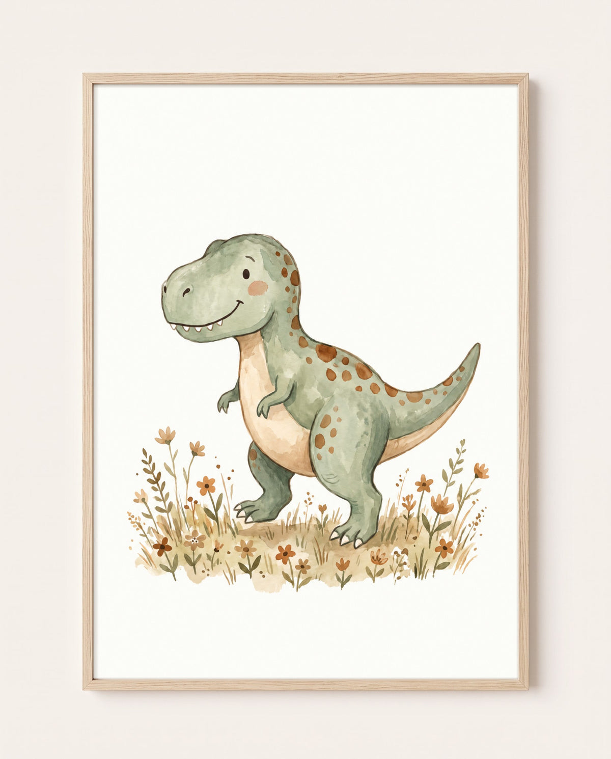 Poster im hellen Holzrahmen an einer beigefarbenen Wand mit einem grünen Dinosaurier mit braunen Flecken zwischen Gräsern und kleinen orangefarbenen Blumen.