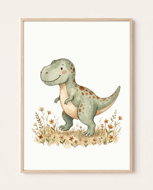 Poster im hellen Holzrahmen an einer beigefarbenen Wand mit einem grünen Dinosaurier mit braunen Flecken zwischen Gräsern und kleinen orangefarbenen Blumen.