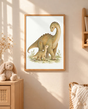 Dino-Duo-Poster im Holzrahmen an einer sonnenbeschienenen Wand. Links stehen ein Plüschhase und eine Vase mit Trockenblumen auf einem Holzschrank, rechts sind ein Wandregal und ein Korb mit hellem Kissen zu sehen.