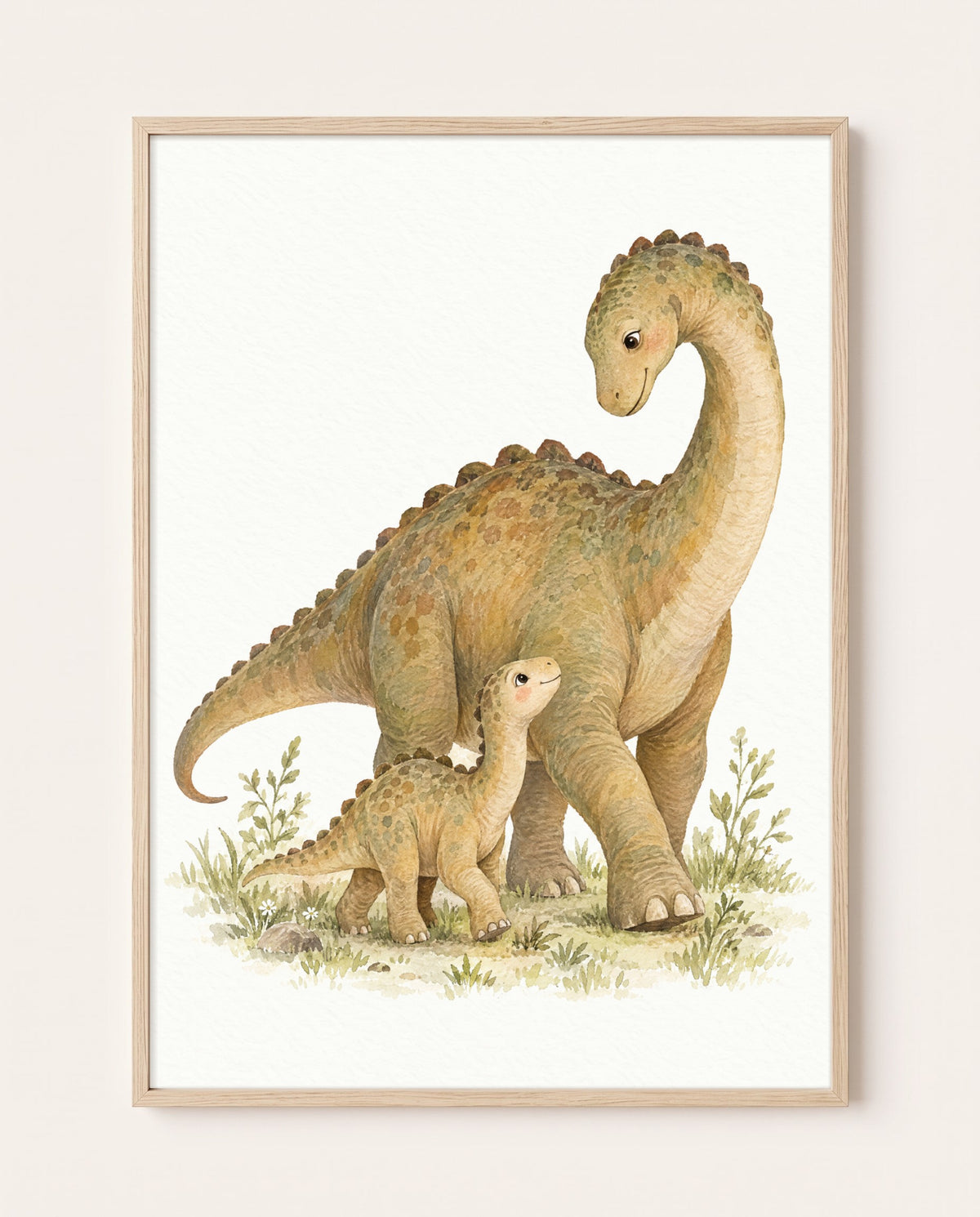 Poster im hellen Holzrahmen vor einer hellen Wand: Ein großer und ein kleiner Langhals-Dinosaurier stehen zwischen Gräsern, Blattpflanzen, weißen Blüten und Steinen.