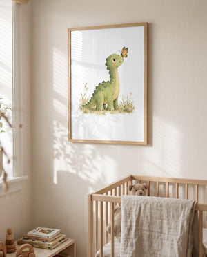 Dino-Poster mit Schmetterling im Holzrahmen über einem hölzernen Babybett mit Teddybär und übergehängtem Tuch; links ein Fenster und ein kleiner Tisch mit Büchern und Holzspielzeug.