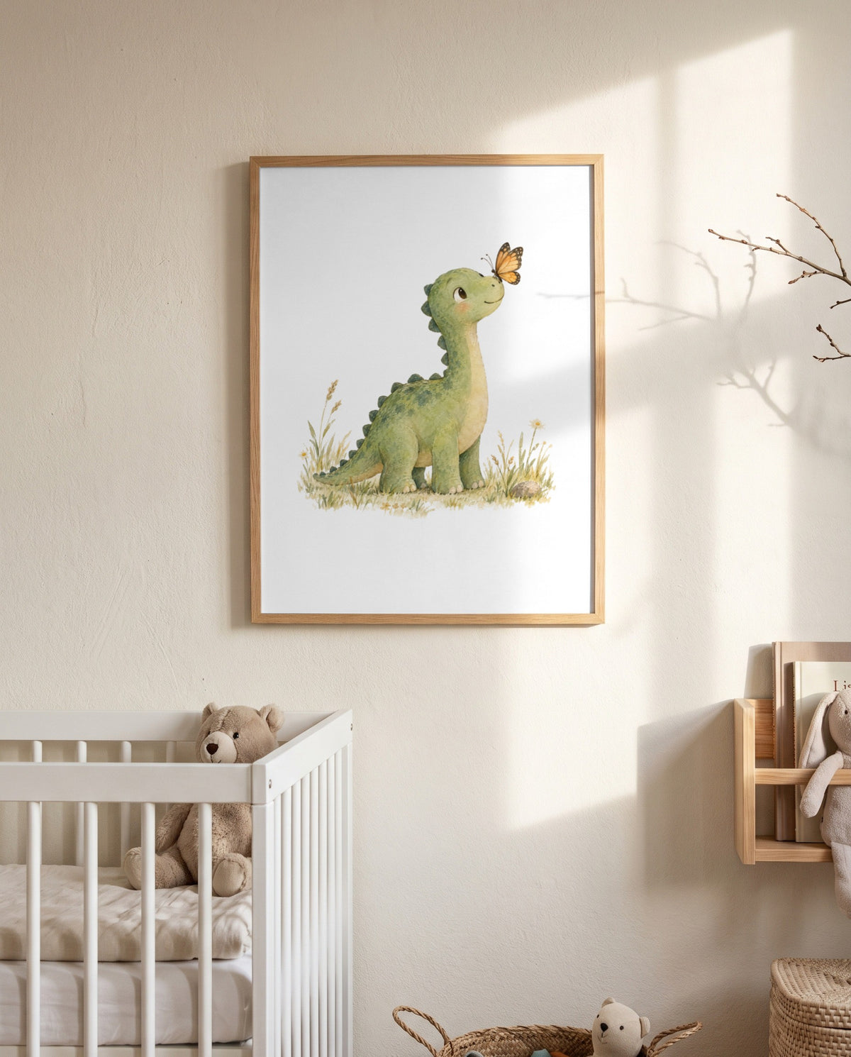Dino-Poster mit orangefarbenem Schmetterling im Holzrahmen an einer sonnenbeschienenen Wand über einem weißen Babybett mit Teddybär; rechts ein Holzregal und Zweige.