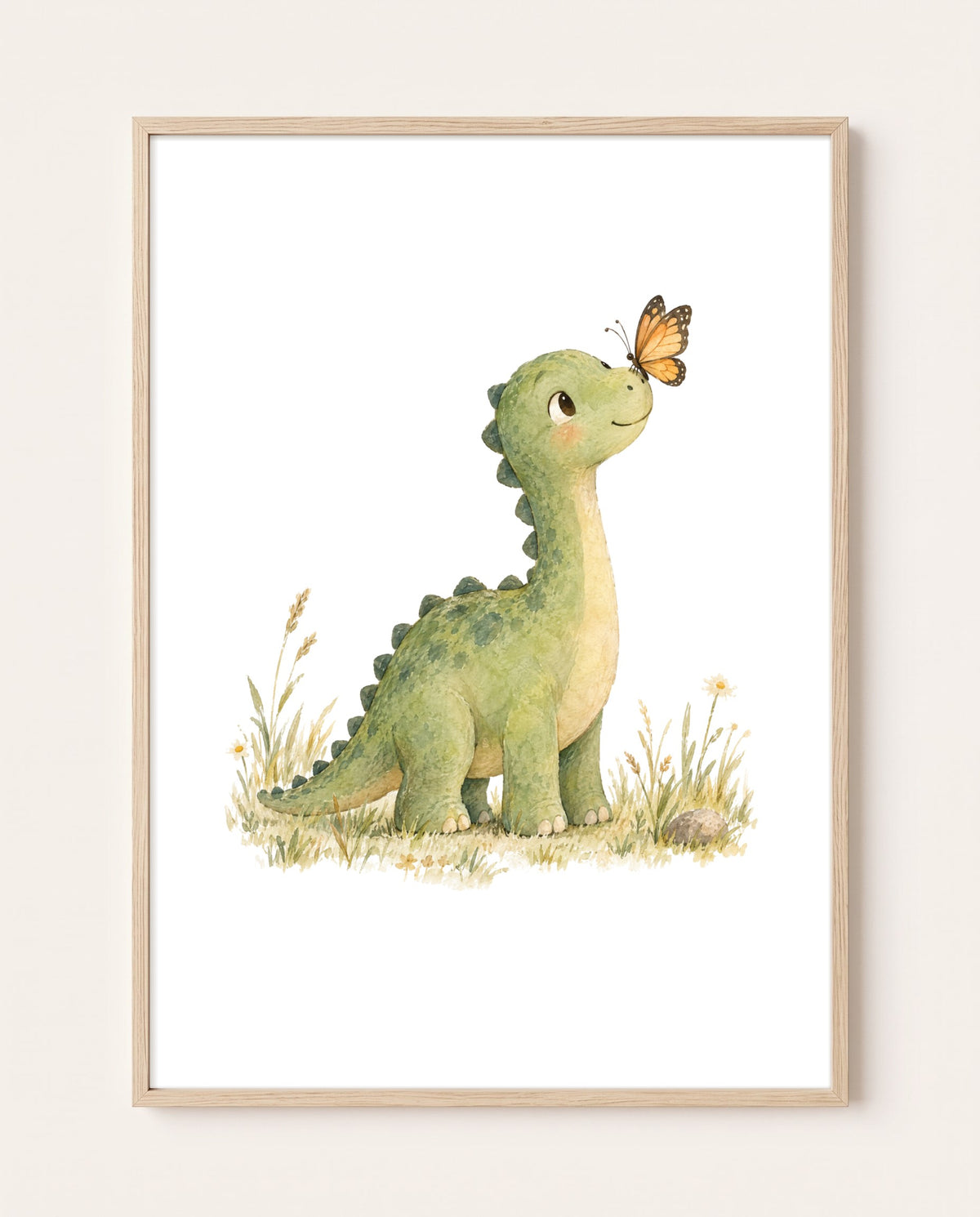 Poster im hellen Holzrahmen an einer hellen Wand: grüner Dinosaurier mit langem Hals und orangefarbenem Schmetterling auf der Schnauze, umgeben von Gräsern und kleinen Blumen.