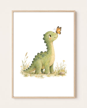 Poster im hellen Holzrahmen an einer hellen Wand: grüner Dinosaurier mit langem Hals und orangefarbenem Schmetterling auf der Schnauze, umgeben von Gräsern und kleinen Blumen.