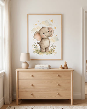 Kinderzimmer-Poster mit zwei Elefanten in einem Babyzimmer mit Holzkommode