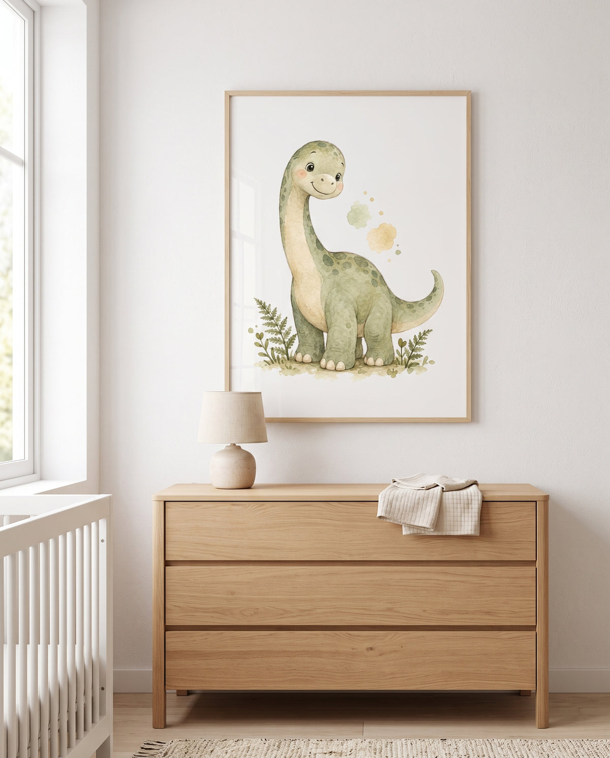 Poster mit niedlich illustriertem Langhals-Dinosaurier in einem minimalistischen Babyzimmer