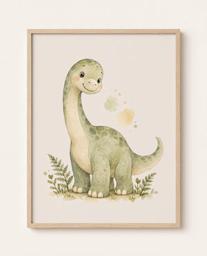 Gerahmtes Poster mit lächelndem Langhals-Dinosaurier zwischen kleinen Farnen und Pflanzen