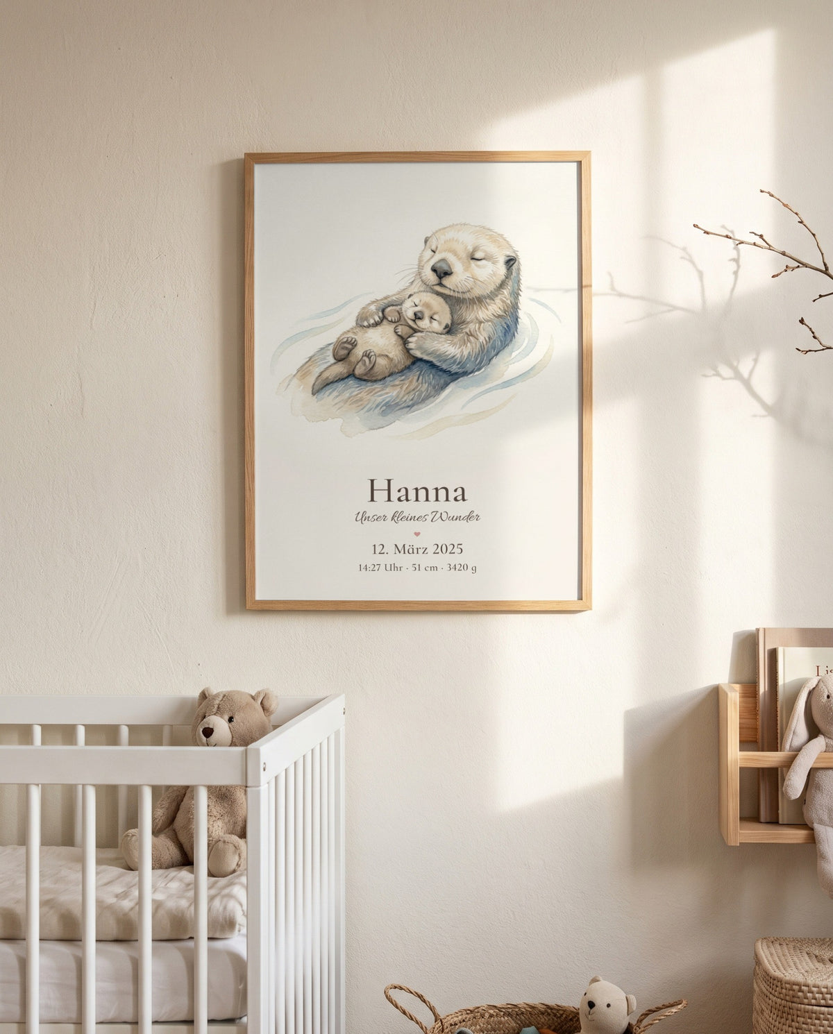 Otterposter im hellen Holzrahmen über einem weißen Gitterbett mit Stoffbär; rechts ein kleines Wandregal mit Büchern und Stoffhase, Sonnenlicht fällt auf die Wand.